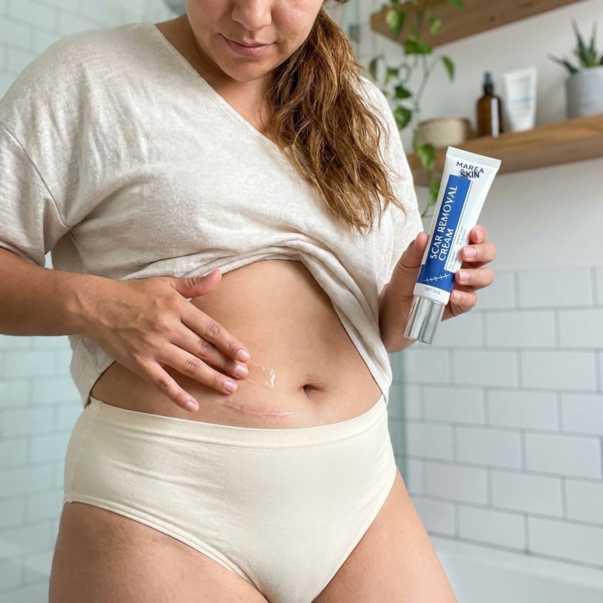 Mujer aplicando Marea Skin sobre la marca de su cesárea